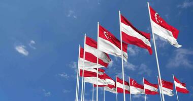 Oostenrijk en Singapore vlaggen golvend samen in de lucht, naadloos lus in wind, ruimte Aan links kant voor ontwerp of informatie, 3d renderen video