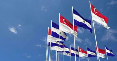 el el Salvador y Singapur banderas ondulación juntos en el cielo, sin costura lazo en viento, espacio en izquierda lado para diseño o información, 3d representación video