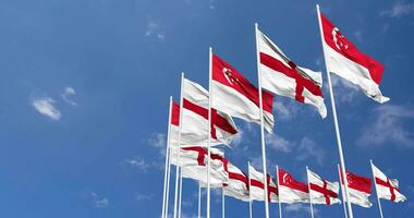 Inglaterra y Singapur banderas ondulación juntos en el cielo, sin costura lazo en viento, espacio en izquierda lado para diseño o información, 3d representación video