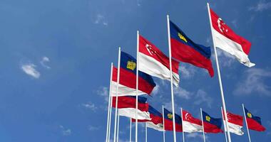 Liechtenstein e Singapore bandiere agitando insieme nel il cielo, senza soluzione di continuità ciclo continuo nel vento, spazio su sinistra lato per design o informazione, 3d interpretazione video