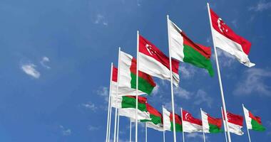 Madagascar y Singapur banderas ondulación juntos en el cielo, sin costura lazo en viento, espacio en izquierda lado para diseño o información, 3d representación video