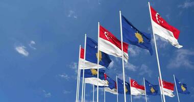 Kosovo en Singapore vlaggen golvend samen in de lucht, naadloos lus in wind, ruimte Aan links kant voor ontwerp of informatie, 3d renderen video