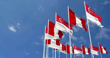 Perù e Singapore bandiere agitando insieme nel il cielo, senza soluzione di continuità ciclo continuo nel vento, spazio su sinistra lato per design o informazione, 3d interpretazione video