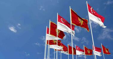 montenegro e Singapore bandiere agitando insieme nel il cielo, senza soluzione di continuità ciclo continuo nel vento, spazio su sinistra lato per design o informazione, 3d interpretazione video