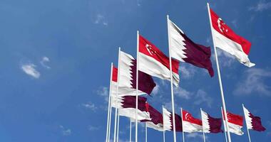 Qatar et Singapour drapeaux agitant ensemble dans le ciel, sans couture boucle dans vent, espace sur la gauche côté pour conception ou information, 3d le rendu video