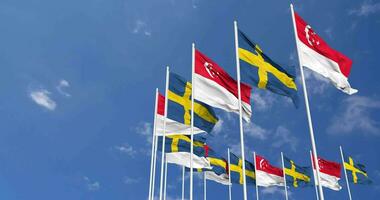 Sverige och singapore flaggor vinka tillsammans i de himmel, sömlös slinga i vind, Plats på vänster sida för design eller information, 3d tolkning video