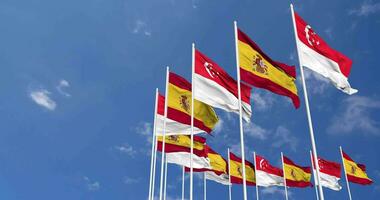 Spanien och singapore flaggor vinka tillsammans i de himmel, sömlös slinga i vind, Plats på vänster sida för design eller information, 3d tolkning video