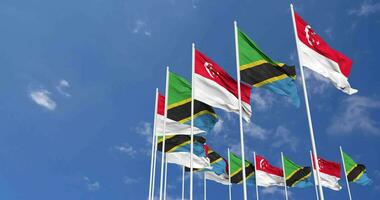 Tansania und Singapur Flaggen winken zusammen im das Himmel, nahtlos Schleife im Wind, Raum auf links Seite zum Design oder Information, 3d Rendern video