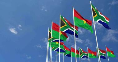 burkina faso e Sud Africa bandiere agitando insieme nel il cielo, senza soluzione di continuità ciclo continuo nel vento, spazio su sinistra lato per design o informazione, 3d interpretazione video