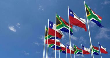 Chili et Sud Afrique drapeaux agitant ensemble dans le ciel, sans couture boucle dans vent, espace sur la gauche côté pour conception ou information, 3d le rendu video