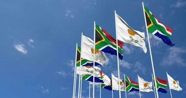 Cipro e Sud Africa bandiere agitando insieme nel il cielo, senza soluzione di continuità ciclo continuo nel vento, spazio su sinistra lato per design o informazione, 3d interpretazione video