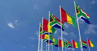 Guinea und Süd Afrika Flaggen winken zusammen im das Himmel, nahtlos Schleife im Wind, Raum auf links Seite zum Design oder Information, 3d Rendern video