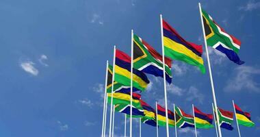 mauritius e Sud Africa bandiere agitando insieme nel il cielo, senza soluzione di continuità ciclo continuo nel vento, spazio su sinistra lato per design o informazione, 3d interpretazione video