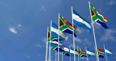 Nicaragua et Sud Afrique drapeaux agitant ensemble dans le ciel, sans couture boucle dans vent, espace sur la gauche côté pour conception ou information, 3d le rendu video
