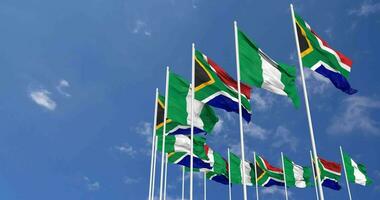 Nigeria e Sud Africa bandiere agitando insieme nel il cielo, senza soluzione di continuità ciclo continuo nel vento, spazio su sinistra lato per design o informazione, 3d interpretazione video