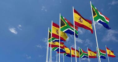 Spagna e Sud Africa bandiere agitando insieme nel il cielo, senza soluzione di continuità ciclo continuo nel vento, spazio su sinistra lato per design o informazione, 3d interpretazione video