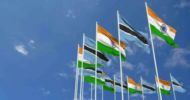Botswana e India bandiere agitando insieme nel il cielo, senza soluzione di continuità ciclo continuo nel vento, spazio su sinistra lato per design o informazione, 3d interpretazione video