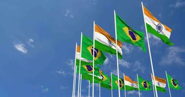 Brasil y India banderas ondulación juntos en el cielo, sin costura lazo en viento, espacio en izquierda lado para diseño o información, 3d representación video