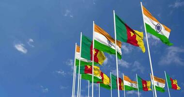 Camarões e Índia bandeiras acenando juntos dentro a céu, desatado ciclo dentro vento, espaço em esquerda lado para Projeto ou Informação, 3d Renderização video