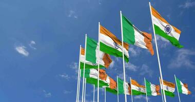 Irlanda y India banderas ondulación juntos en el cielo, sin costura lazo en viento, espacio en izquierda lado para diseño o información, 3d representación video