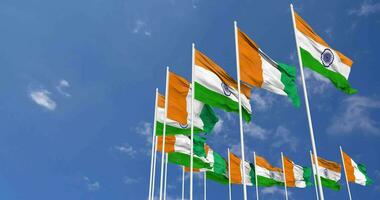 Elfenbein Küste und Indien Flaggen winken zusammen im das Himmel, nahtlos Schleife im Wind, Raum auf links Seite zum Design oder Information, 3d Rendern video