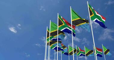 Tanzania y sur África banderas ondulación juntos en el cielo, sin costura lazo en viento, espacio en izquierda lado para diseño o información, 3d representación video