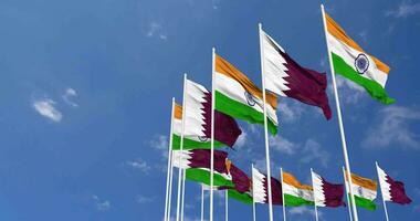 Qatar e India bandiere agitando insieme nel il cielo, senza soluzione di continuità ciclo continuo nel vento, spazio su sinistra lato per design o informazione, 3d interpretazione video