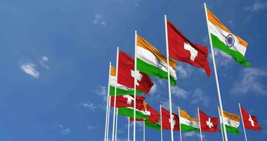 Suiza y India bandera ondulación juntos en el cielo, sin costura lazo en viento, espacio en izquierda lado para diseño o información, 3d representación video
