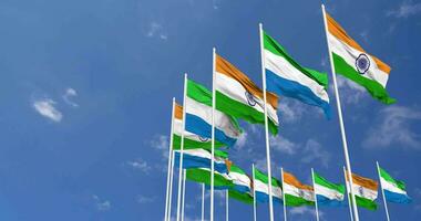 sierra leona y India bandera ondulación juntos en el cielo, sin costura lazo en viento, espacio en izquierda lado para diseño o información, 3d representación video