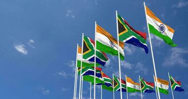 Sud Africa e India bandiera agitando insieme nel il cielo, senza soluzione di continuità ciclo continuo nel vento, spazio su sinistra lato per design o informazione, 3d interpretazione video