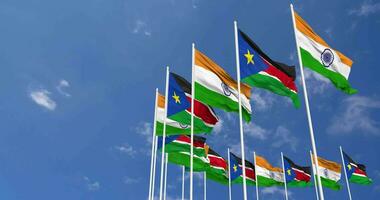 Süd Sudan und Indien Flagge winken zusammen im das Himmel, nahtlos Schleife im Wind, Raum auf links Seite zum Design oder Information, 3d Rendern video