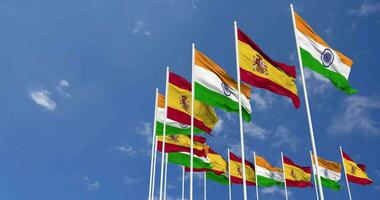 Spanien und Indien Flagge winken zusammen im das Himmel, nahtlos Schleife im Wind, Raum auf links Seite zum Design oder Information, 3d Rendern video