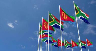 eritrea e Sud Africa bandiere agitando insieme nel il cielo, senza soluzione di continuità ciclo continuo nel vento, spazio su sinistra lato per design o informazione, 3d interpretazione video