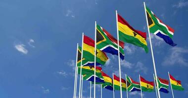 Ghana e Sud Africa bandiere agitando insieme nel il cielo, senza soluzione di continuità ciclo continuo nel vento, spazio su sinistra lato per design o informazione, 3d interpretazione video