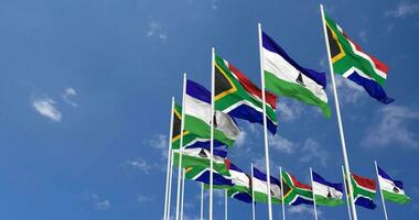 Lesoto e Sud Africa bandiere agitando insieme nel il cielo, senza soluzione di continuità ciclo continuo nel vento, spazio su sinistra lato per design o informazione, 3d interpretazione video