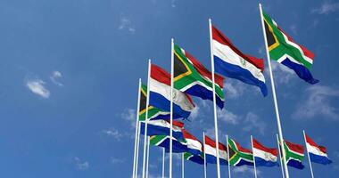 paraguay e Sud Africa bandiere agitando insieme nel il cielo, senza soluzione di continuità ciclo continuo nel vento, spazio su sinistra lato per design o informazione, 3d interpretazione video