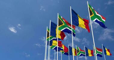 Rumania y sur África banderas ondulación juntos en el cielo, sin costura lazo en viento, espacio en izquierda lado para diseño o información, 3d representación video