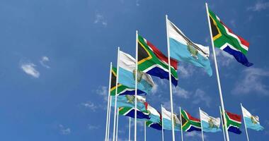 san marino et Sud Afrique drapeaux agitant ensemble dans le ciel, sans couture boucle dans vent, espace sur la gauche côté pour conception ou information, 3d le rendu video