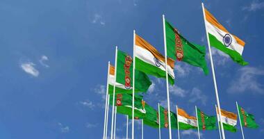 turkmenistan och Indien flagga vinka tillsammans i de himmel, sömlös slinga i vind, Plats på vänster sida för design eller information, 3d tolkning video