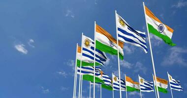 Uruguay und Indien Flagge winken zusammen im das Himmel, nahtlos Schleife im Wind, Raum auf links Seite zum Design oder Information, 3d Rendern video