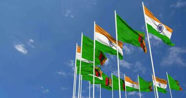 Zambia y India bandera ondulación juntos en el cielo, sin costura lazo en viento, espacio en izquierda lado para diseño o información, 3d representación video