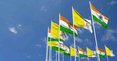 Vatikan Stadt und Indien Flagge winken zusammen im das Himmel, nahtlos Schleife im Wind, Raum auf links Seite zum Design oder Information, 3d Rendern video