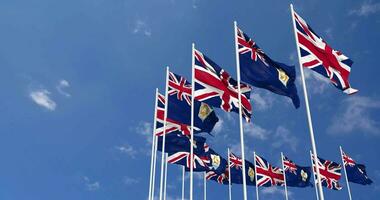 Anguilla et uni Royaume drapeaux agitant ensemble dans le ciel, sans couture boucle dans vent, espace sur la gauche côté pour conception ou information, 3d le rendu video