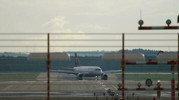 Lufthansa braking after landing video