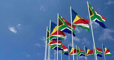 seychelles y sur África banderas ondulación juntos en el cielo, sin costura lazo en viento, espacio en izquierda lado para diseño o información, 3d representación video