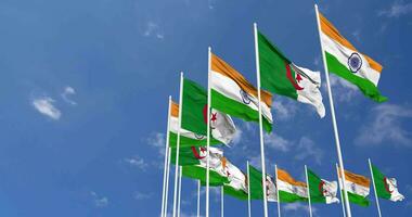 Algérie et Inde drapeaux agitant ensemble dans le ciel, sans couture boucle dans vent, espace sur la gauche côté pour conception ou information, 3d le rendu video