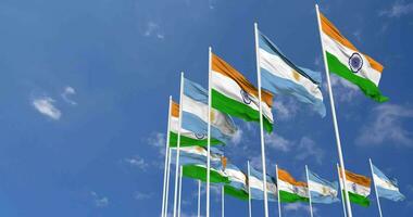 Argentinien und Indien Flaggen winken zusammen im das Himmel, nahtlos Schleife im Wind, Raum auf links Seite zum Design oder Information, 3d Rendern video