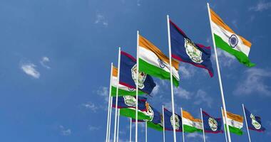 Belize et Inde drapeaux agitant ensemble dans le ciel, sans couture boucle dans vent, espace sur la gauche côté pour conception ou information, 3d le rendu video