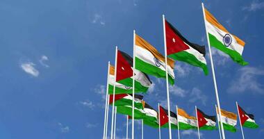 Jordanië en Indië vlaggen golvend samen in de lucht, naadloos lus in wind, ruimte Aan links kant voor ontwerp of informatie, 3d renderen video