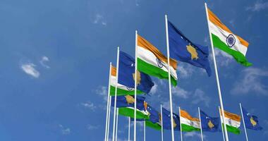 Kosovo y India banderas ondulación juntos en el cielo, sin costura lazo en viento, espacio en izquierda lado para diseño o información, 3d representación video